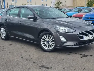 Usado Ford Focus Titanium 125 CV (91 kW) 2021 Gris Utilitario