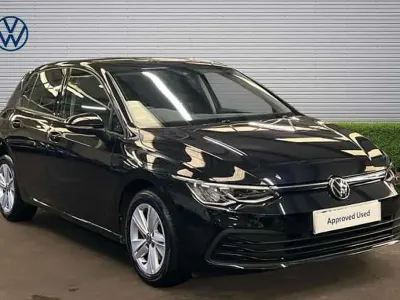 Begagnad VW Golf VIII Life 130 HK (95 kW) 2022 Svart Halvkombi