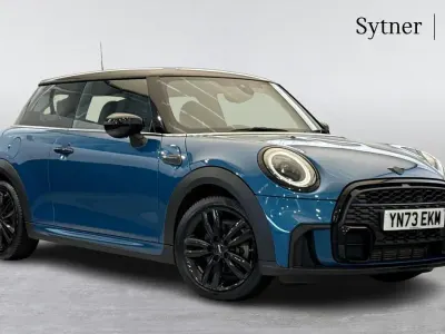 Begagnad Mini Cooper Hatch 134 HK (98 kW) 2023 Blå Halvkombi