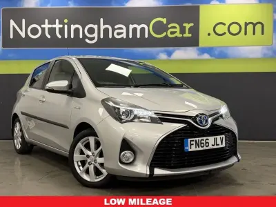 Używany Toyota Yaris Hybrid 2016 Srebrny Hatchback