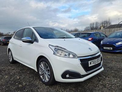 Used Peugeot 208 Allure 82 HP (60 kW) 2015 White Hatchback
