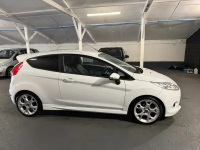 Used Ford Fiesta Zetec 2010 White Hatchback