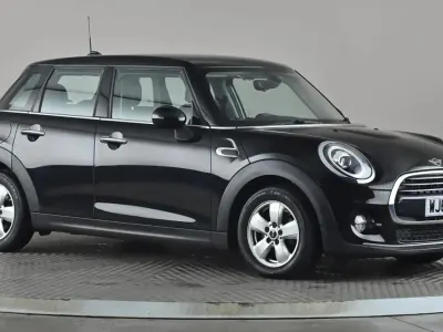 Używany Mini Cooper Classic 136 KM (100 kW) 2019 Czarny Hatchback