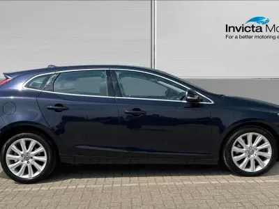Used Volvo V40 SE Lux 190 HP (139 kW) 2015 Blue Hatchback