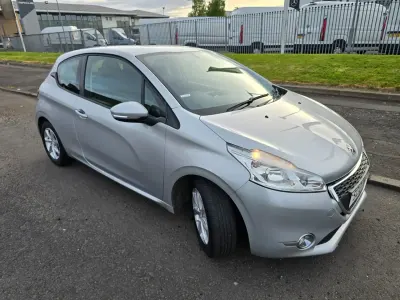 Używany Peugeot 208 Active 82 KM (60 kW) 2013 Srebrny Hatchback