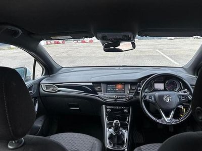 Used Vauxhall Astra SRi 150 HP (110 kW) 2017 White Hatchback