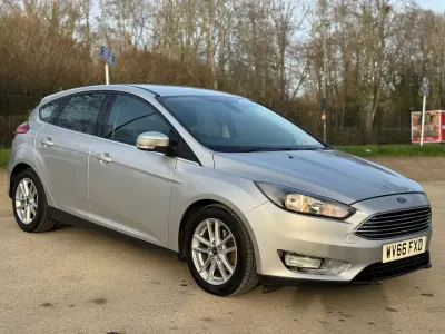 Gebraucht Ford Focus Zetec 120 PS (88 kW) 2016 Silber Kleinwagen