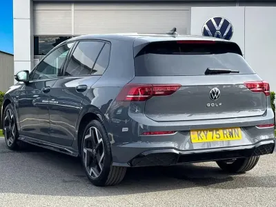 Usado VW Golf VIII R-line 150 HP (110 kW) 2025 Cinzento Citadino