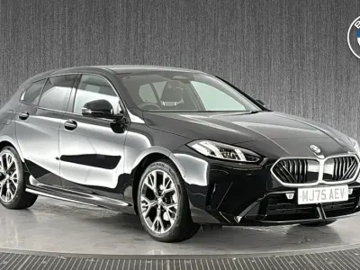 Begagnad BMW 120 M Sport 168 HK (123 kW) 2025 Svart Halvkombi