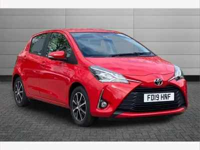 Begagnad Toyota Yaris 111 HK (81 kW) 2019 Röd Halvkombi