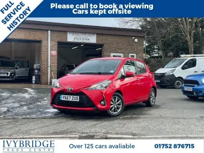 Begagnad Toyota Yaris 111 HK (81 kW) 2018 Röd Halvkombi