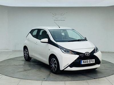 Begagnad Toyota Aygo X-play 69 HK (50 kW) 2016 Vit Halvkombi