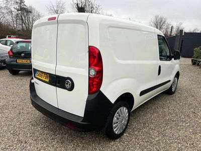 Used Vauxhall Combo 95 HP (69 kW) 2016 White MPV