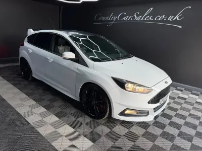 Used Ford Focus ST 250 HP (183 kW) 2016 White Hatchback