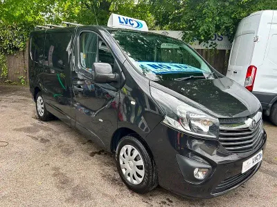 Second-hand Vauxhall Vivaro Sportive 115 CP (84 kW) 2014 Negru Monovolum