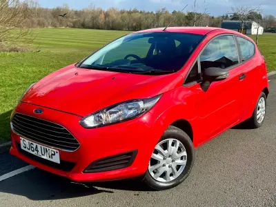 Usado Ford Fiesta Studio 80 CV (58 kW) 2014 Rojo Utilitario