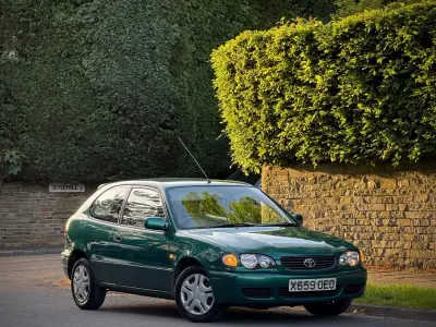 Usado Toyota Corolla 97 HP (71 kW) 2001 Verde Citadino