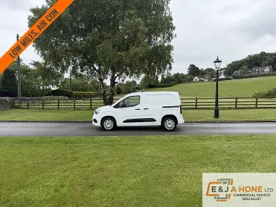 Used Vauxhall Combo Sportive 100 HP (73 kW) 2020 White MPV