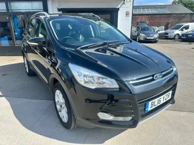 Käytetty Ford Kuga Titanium 150 HP (110 kW) 2016 Musta Katumaasturi