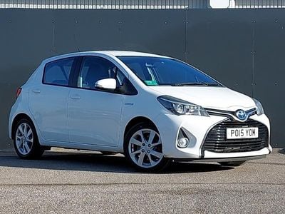 Used Toyota Yaris Hybrid 100 HP (73 kW) 2015 White Hatchback
