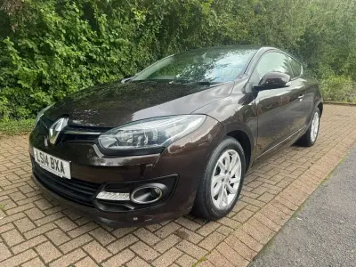 Usado Renault Mégane Coupé Dynamique 110 HP (80 kW) 2014 Castanho Coupé