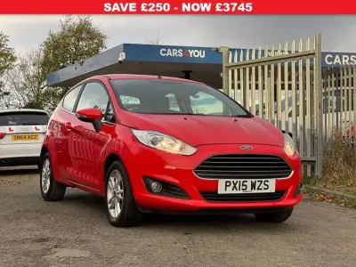 Usado Ford Fiesta Zetec 74 CV (54 kW) 2015 Rojo Utilitario