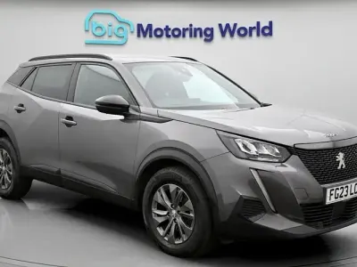 Usado Peugeot 2008 Active+ 101 HP (74 kW) 2023 Cinzento SUV