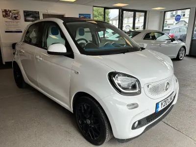 Used Smart ForFour Premium 90 HP (66 kW) 2015 White Hatchback