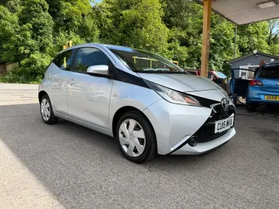 Usado Toyota Aygo X-play 69 HP (50 kW) 2015 Prateado Citadino