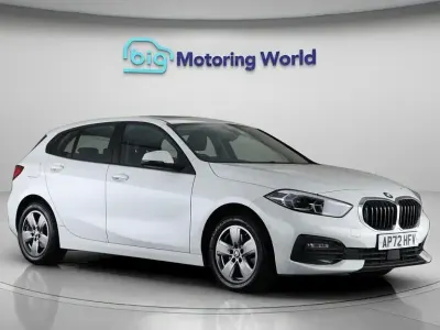 Begagnad BMW 118 136 HK (100 kW) 2023 Vit Halvkombi