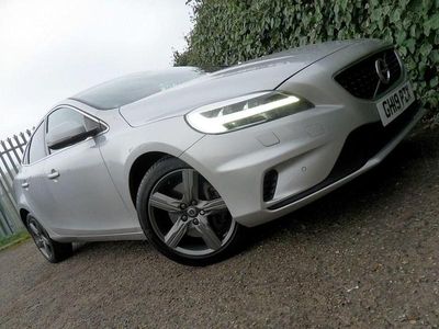 Begagnad Volvo V40 R-Design 122 HK (89 kW) 2019 Silver Halvkombi