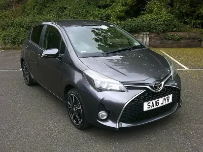 Usado Toyota Yaris Design 99 HP (72 kW) 2016 Cinzento Citadino