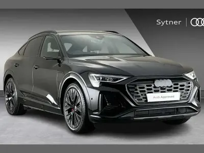 Begagnad Audi Q8 e-tron Advanced 300 kW (408 HK) 2023 Svart SUV