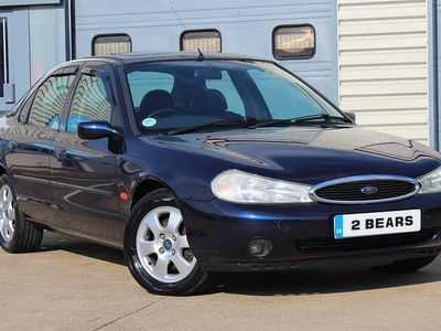 Begagnad Ford Mondeo Ghia 1996 Blå Halvkombi