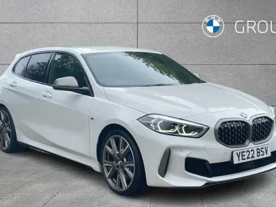 Begagnad BMW M135 Shadowline 302 HK (222 kW) 2022 Vit Halvkombi