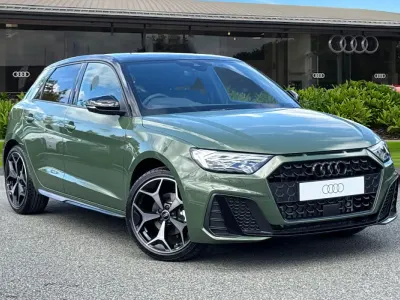Nouă Audi A1 Sportback Black Edition 150 CP (110 kW) 2026 Verde Hatchback