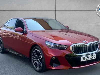 Begagnad BMW 520 M Sport 205 HK (150 kW) 2024 Röd