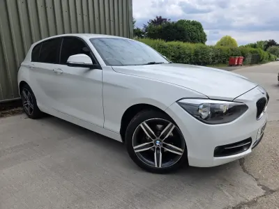 Begagnad BMW 116 Sport Line 2014 Vit Halvkombi