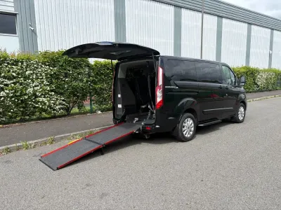 Usado Ford Tourneo Titanium 130 HP (95 kW) 2019 Preto Monovolume