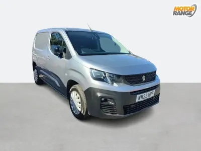 Begagnad Peugeot Partner Premium 100 HK (73 kW) 2023 Grå Minibuss