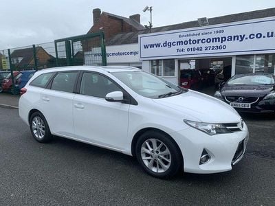 Used Toyota Auris 90 HP (66 kW) 2015 White Estate
