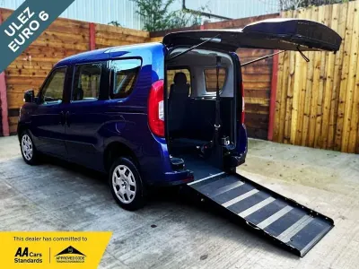 Usado Fiat Doblò 95 CV (69 kW) 2019 Azul Monovolumen