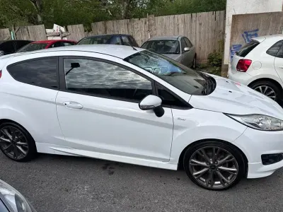 Begagnad Ford Fiesta ST-Line 100 HK (73 kW) 2016 Vit Halvkombi