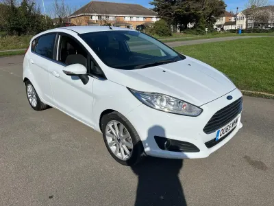 Second-hand Ford Fiesta Titanium 125 CP (91 kW) 2015 Alb Hatchback