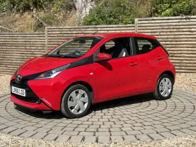 Used Toyota Aygo X-play 69 HP (50 kW) 2016 Red Hatchback
