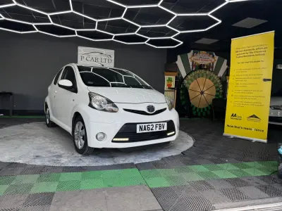 Usado Toyota Aygo 68 HP (50 kW) 2012 Branco Citadino