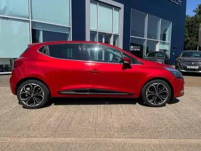 Used Renault Clio Iconic 89 HP (65 kW) 2018 Red