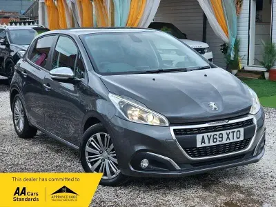 Used Peugeot 208 Signature Sky 82 HP (60 kW) 2019 Grey Hatchback