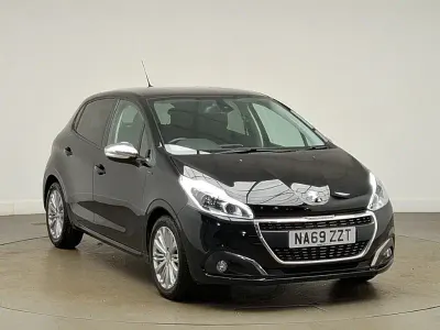 Second-hand Peugeot 208 Signature Sky 82 CP (60 kW) 2019 Negru Hatchback
