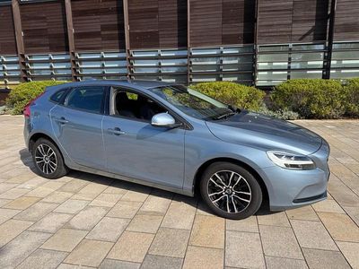 Used Volvo V40 Momentum 122 HP (89 kW) 2017 Blue Hatchback